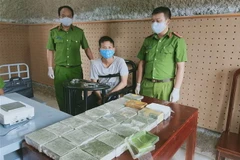 Đối tượng Mùa A Cúng và vật chứng liên quan. (Ảnh: TTXVN)