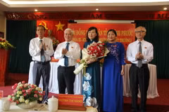 Lãnh đạo tỉnh Bình Phước tặng hoa chúc mừng bà Huỳnh Thị Hằng giữ chức Chủ tịch Hội đồng Nhân dân tỉnh. (Ảnh: TTXVN)
