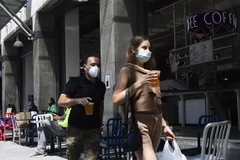 Người dân đeo khẩu trang phòng dịch COVID-19 tại Los Angeles, bang California, Mỹ. (Ảnh: AFP/TTXVN)