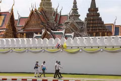 Du khách tham quan bên ngoài Hoàng cung Thái Lan ở Bangkok. (Ảnh: THX/TTXVN)
