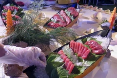 Món Sashimi từ cá ngừ đại dương. (Ảnh: Xuân Triệu/TTXVN)