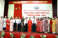 Bí thư Đảng ủy Cơ quan Liên hiệp các tổ chức hữu nghị Việt Nam Nguyễn Phương Nga với các đại biểu. (Ảnh: Văn Điệp/TTXVN)