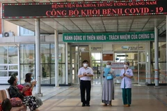 Các bệnh nhân mắc COVID-19 nhận giấy công bố khỏi bệnh tại Bệnh viện đa khoa Trung ương Quảng Nam. (Ảnh: Trần Tĩnh/TTXVN)