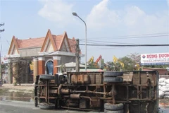 Bình Phước: Lật xe tải chở sắn, 2 người đi xe máy thiệt mạng