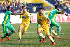 FLC Thanh Hóa đã vấp phải sức kháng cự quyết liệt từ phía đội khách XSKT Cần Thơ. (Ảnh: Minh Chiến/Vietnam+)