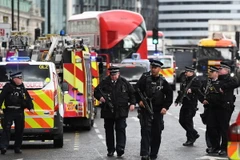 Cảnh sát Anh phong tỏa hiện trường vụ tấn công bên ngoài tòa nhà Quốc hội ở London. (Nguồn: EPA/TTXVN)