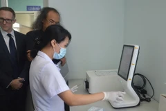Bác sỹ Bệnh viện Ung bướu Đà Nẵng thao tác máy xét nghiệm đột biến cho bệnh nhân ung thư phổi không tế bào nhỏ. (Ảnh: Đinh Văn Nhiều/TTXVN)