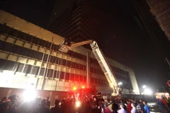 Lực lượng cứu hỏa được huy động để dập tắt đám cháy. (Nguồn: dhakatribune.com)