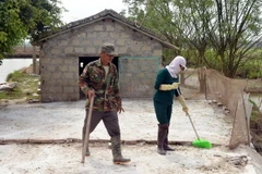 Người dân khử trùng, vệ sinh chuồng nuôi sau khi gia cầm bị dịch ốm chết. (Ảnh: Văn Đạt/TTXVN)