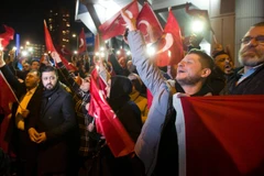 Người biểu tình vẫy cờ Thổ Nhĩ Kỳ bên ngoài lãnh sự quán Thổ Nhĩ Kỳ ở Rotterdam, Netherland. (Nguồn: AP)