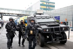 Cảnh sát Pháp làm nhiệm vụ tại sân bay Orly. (Nguồn: AFP/TTXVN)