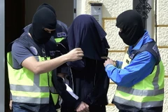 Cảnh sát Tây Ban Nha bắt giữ các đối tượng trong chiến dịch tại Valencia. (Nguồn: AFP/TTXVN)