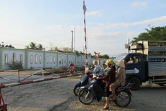 Chắn đường ngang giao với đường sắt, đoạn qua huyện Ninh Phước, Ninh Thuận. (Ảnh: Nguyễn Thành/TTXVN)