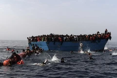 Người di cư chờ được cứu trên Địa Trung Hải ở ngoài khơi Libya. (Nguồn: AFP/TTXVN)