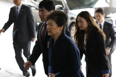 Bà Park Geun-hye (trước) tới văn phòng công tố ở Seoul để phục vụ công tác điều tra. (Nguồn: AFP/TTXVN)