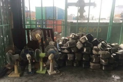 Hàng điện lạnh bị phát hiện tại Cát Lái. (Ảnh: Hoàng Hải/Vietnam+)