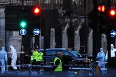 Cảnh sát Anh điều tra tại hiện trường vụ tấn công bên ngoài tòa nhà Quốc hội ở London. (Nguồn: AFP/TTXVN)