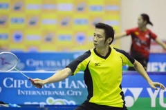 Tay vợt Nguyễn Tiến Minh thi đấu trong trận chung kết nội dung đơn nam giải Cầu lông quốc tế Ciputra Hà Nội 2016. (Ảnh: Quốc Khánh/TTXVN)