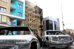 Các phương tiện bị hư hại sau cuộc giao tranh của một nhóm các tay súng tại Tripoli. (Nguồn: THX/TTXVN)