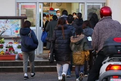 Sau vụ việc xảy ra với em Linh, phụ huynh học sinh trường Tiểu học Mutsumi Daini không dám cho con em đi học một mình. (Nguồn: mainichi.jp)