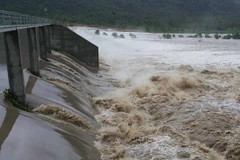 Dòng nước lũ chảy siết trên sông Ba. (Ảnh: Văn Thông/TTXVN)