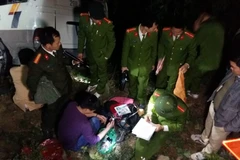 Lực lượng chức năng tỉnh Lào Cai khám nghiệm hiện trường và điều tra nguyên nhân vụ tai nạn. (Ảnh: Hương Thu/TTXVN)