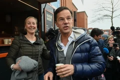 Thủ tướng Hà Lan Mark Rutte (phải) gặp gỡ cử tri trong cuộc vận động tranh cử tại Wormerveer. (Nguồn: AFP/TTXVN)