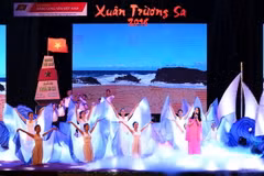 Một tiết mục múa hát trong chương trình nghệ thuật Xuân Trường Sa 2016. (Ảnh: Phương Hoa/TTXVN)