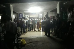 Người nhà bệnh nhi vây kín bệnh viện. (Ảnh: Huyền Trang/Vietnam+)