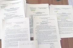 Ông Đức cố công với hàng đống hồ sơ, hầu tòa. (Ảnh: Phạm Kha/Vietnam+)