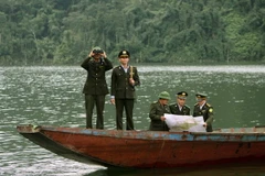 Nhân viên Hạt Kiểm lâm Quế Phong (Nghệ An) đối chiếu trên bản đồ và thực tế kiểm tra hiện trạng rừng. (Ảnh: Thanh Tùng/TTXVN)