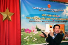 Tham tán Thương Mại Trần Hiệp Thương giới thiệu sách. (Ảnh: Trần Quang Vinh/Vietnam+)