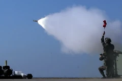 Không quân Hàn Quốc bắn tên lửa Mistral tầm ngắn di động trong cuộc tập trận. (Nguồn: Yonhap/TTXVN)