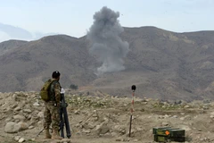 Khói bốc lên sau một đợt không kích trong một chiến dịch chống phiến quân IS ở tỉnh Nangarhar. (Nguồn: AFP/TTXVN)