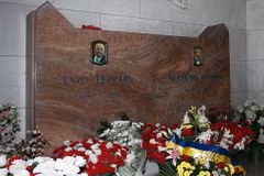 Phần mộ huyền thoại đua xe công thức 1 Enzo Ferrari. (Nguồn: AP)