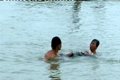 Đã vớt được thi thể 2 học sinh chết đuối dưới hầm đá