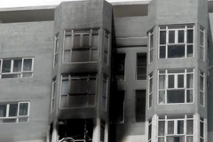 [Photo] Cháy chung cư, hàng trăm người hốt hoảng bỏ chạy