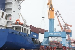 Ba cán bộ Hải quan bị đình chỉ công tác vì nhận hối lộ