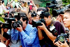 Xuất bản sách "100 bản quy tắc đạo đức nghề báo trên thế giới" 