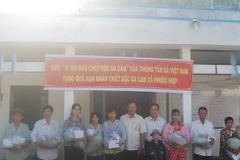 TTXVN tặng quà cho nạn nhân da cam tại tỉnh Bến Tre