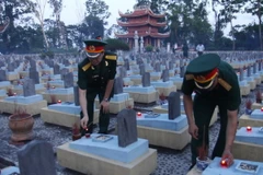 Dâng hương, thắp nến tại nghĩa trang liệt sỹ Trường Sơn