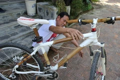 Người chế tạo xe đạp tre du lịch độc đáo ở Quảng Nam