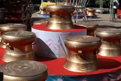 Điện Biên tiếp nhận phiên bản trống đồng, súng thần công 