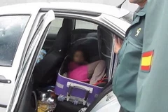 Giấu con 8 tuổi vào vali để đưa từ Maroc sang Tây Ban Nha