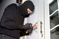 Truy tìm kẻ gian trộm đồ phòng hiệu trưởng ở Bắc Giang