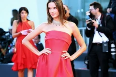 Ngắm nhìn những "ngôi sao" thế giới yêu kiều trong sắc đỏ