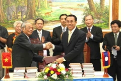 Hội Văn nghệ Dân gian tặng sách cho Văn phòng Quốc hội Lào