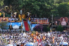Hàng vạn du khách dự Lễ hội Quán Thế Âm năm 2014