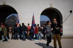 Hàn Quốc: Người bán gậy selfie không được chứng nhận sẽ bị bỏ tù