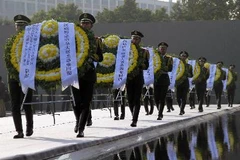 Binh sĩ Trung Quốc đặt hoa tại lễ tưởng niệm các nạn nhân vụ thảm sát Nam Kinh tại Bảo tàng tưởng niệm cuộc thảm sát Nam Kinh. THX-TTXVN